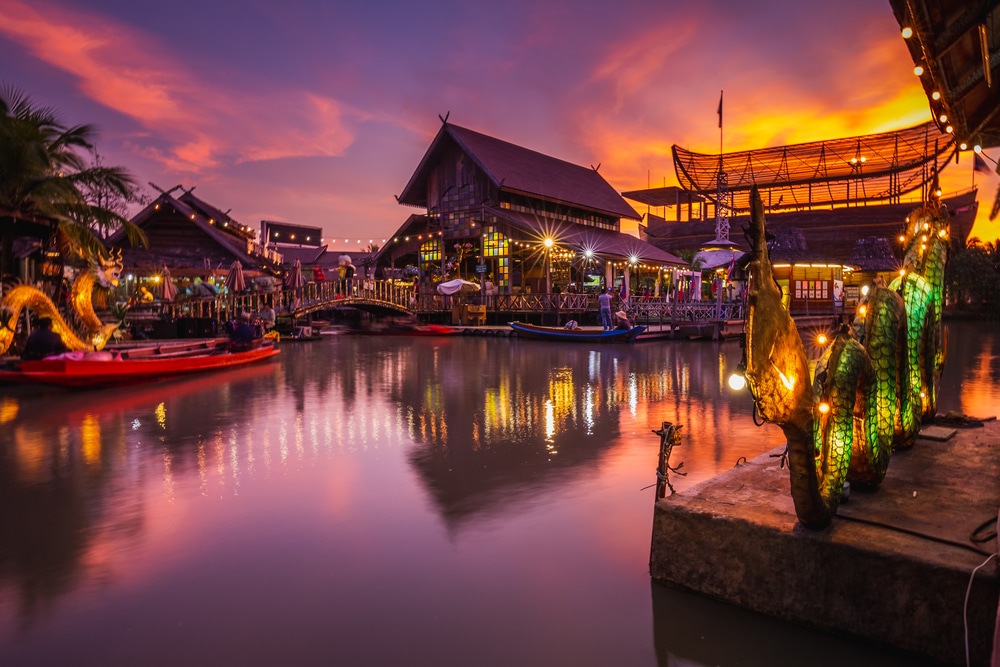 Sunset,At,Famous,Pattaya,Floating,Market,Which,Has,Traditional,Rowing